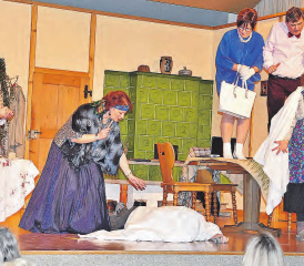 Der Spuk ist vorbei: Die Geisterjägerin geht dem Phänomen auf die Spur – «Im Meischter sini Geischter», gespielt von der Spiel- und Theatergruppe Bottenwil. (Bild: aw.)