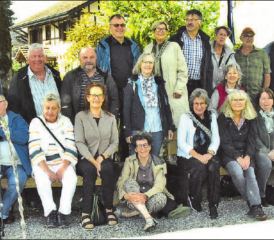 Gruppenbild am Dorfbrunnen: Einzelne Haare zwar leicht ergraut oder allenfalls ein bisschen schütter geworden, aber insgesamt sind alle noch recht buschper. (Bilder: st.)