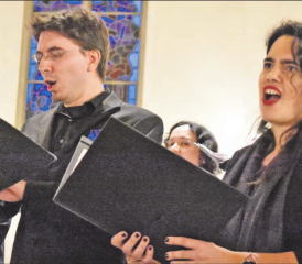 Der Chor Vocalino Wettingen vermochte eine unglaubliche Atmosphäre in die Gontenschwiler Kirche zu zaubern. (Bild: hg.)