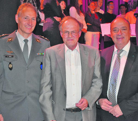 Hoher Besuch an der Vernissage zur neuen Ausstellung des Museums Schneggli: Peter Merz, Kommandant der Schweizer Luftwaffe, Ausstellungsverantwortlicher René Fuchs und Regierungsrat Markus Dieth (v.l.n.r.) gaben interessante Einblicke. (Bild: hg.)