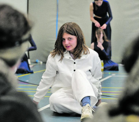 Die Hauptdarstellerin Mara (Mara Müller) versucht sich in der Welt der Outsider zurechtzufinden. (Bild: zVg.)