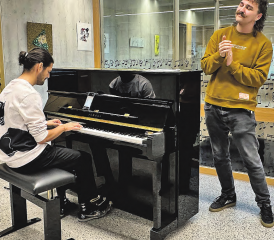 Malerei und Musik: Kasimir Hirt (Gesang) und Lucas Castro (Klavier) begeisterten das Publikum an der Vernissage. (Bild: zVg).