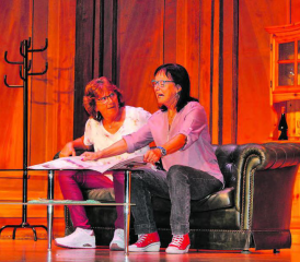 Zwei Frauen, eine Idee: Ursula und Silvia wollen sich mit dem «gemieteten» Angelo das Leben verschönern. (Bilder: grh)