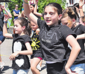 Mit tollen Tanz- und Akrobatikeinlagen bereicherten die Schüler die Feierlichkeiten zur Einweihung des neuen Robinson Spielplatzes. (Bilder: hg.)