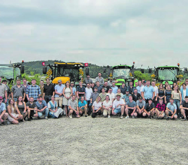 Fuhren mit geschmückten Traktoren vor: Die angehenden Landwirte und Agrarpraktiker. (Bilder: zVg.)