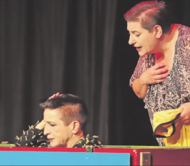 Nina Dimitri (l.) und Silvana Gargiulos in «Il disastro»: Uneinigkeit und Verdrossenheit wandelten sich auf einen Schlag in sprachliche und menschliche Herausforderungen. (Bild: rc.)