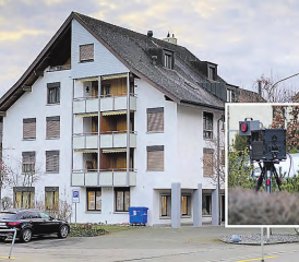 Auch auf dem Grundstück der Aarhome AG in Teufenthal wird geblitzt – der Eigentümer wusste vorerst nichts davon. (Bildmontage: rc.)