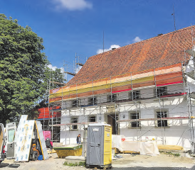 Rege Bautätigkeit auch in Hallwil. Bereits in wenigen Wochen sollen die neun Wohnungen im Jahr 1797 erbauten und nun renovierten Haus «Herti» bezugsbereit sein. (Bilder: ru.)