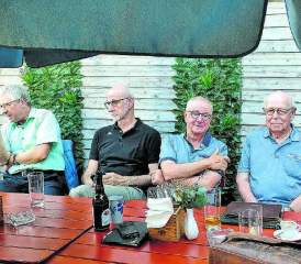 Ruedi Schlapbach (rechts) und Martin Heiz (2.v.rechts) genossen den geselligen Austausch mit den interessierten Zuhörerinnen und Zuhörern. (Bild: zVg.)