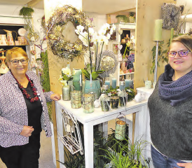 «Wintertraum»: (v.li.) Erika Roth und Nadja Müller präsentieren im Laden in Oberkulm ihre Adventskreationen. (Bild: moha.)
