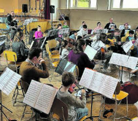 Das gemeinsame Musizieren im Zentrum: Am Samstag, 2. März, lädt die Musikschule Menziken zum Jubiläumskonzert ein. (Bild: zVg.)