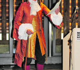 Szenische Einlage: Die Gäste der Vernissage hatten sogar die Chance, Johannes von Hallwyl «persönlich» kennenzulernen. (Bild: grh)