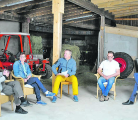Trinkwasser- und Pestizidinitiative – Argumente der Befürworter und Gegner (v.l.): Philipp Sicher (Pro), Priska Wismer-Felder (Contra), Oliver Kuhn (Moderation), Richard Stadelmann (Pro), Hanspeter Renggli (Contra). (Bild: mla.)