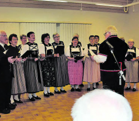 Gepflegte Unterhaltung mit einem gepflegtem Chor: Der Trachtenchor Muhen mit seinem auserlesenen Outfit darf sich durchaus sehen lassen. (Bilder: st.)