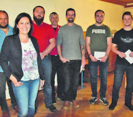 Beförderungen: Neben Markus Bolliger (Gemeinderat Schlossrued) und Marliese Loosli (v.l.) Axel Wittlin, Jösu Rast, Stefan Hofmann und Lucas Borghi, im Hintergrund Kommandant Ueli Sommerhalder. (Bilder: st.)