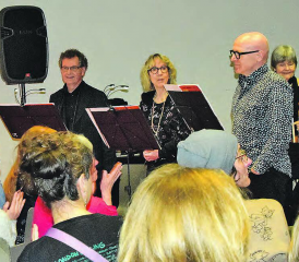 Die drei Sprecher, vl.: Kurt Leuenberger, Uschi Aeschbach und Markus Kirchhofer, nach erfolgter Aufführung.