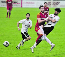 Kann er den SC Schöftland mit seinen Toren noch retten? Jakob Johannsmeier (l.), hier im Zweikampf mit Alex Riccio, reüssierte gegen den FC Liestal allerdings nicht. (Bild: Otto Lüscher)