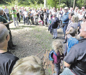 Urs Gsell vom Forstbetrieb Muhen-Hirschthal-Holziken: Den Neuzuzügern und später den Ehrengästen erzählte er viel Spannendes aus dem Wald.
