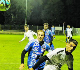 David gegen Goliath: Der FC Menzo Reinach (in Weiss) hatte gegen Schönenwerd-Niedergösgen das Nachsehen. (Bild: Roland Jaus)