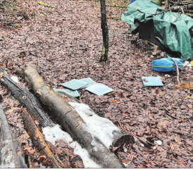 Das Waldsofa der Waldspielgruppe Schnäggehuus in Gränichen wurde Ende Januar mutwillig beschädigt. (Bilder: zVg.)
