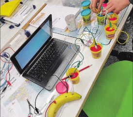 So funktioniert das! (Fragen Sie einen Schüler, wenn Sie es nicht verstehen): «Physical Computing» am Beispiel von Leitfähigkeit mit einem «MakeyMakey-Board». (Bild: zVg.)