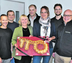 Symbolische Schlüsselübergabe (von links): Gemeindeschreiber Marc Hochuli, Gemeinderat Michel Strub, Vizepräsidentin des Verwaltungsrats Beatrice Neeser, Vizeammann Peter Hochuli, Frau Gemeindeammann Katrin Burgherr, Gemeinderat Nando Suter und der Vorsitzende der Bankleitung, Reto Hauri. (Bild: ran.)