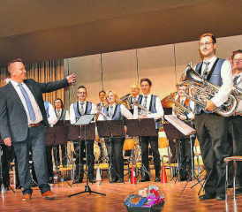 Konzert mit schwungvoller Polka abgeschlossen: Der Musikverein Reitnau unter Leitung von Ueli Wigger spielt als zweite Zugabe «Rosamunde». (Bilder: aw.)