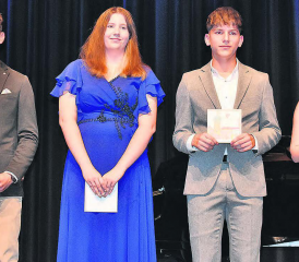 Für herausragende Leistungen wurden Leandro Pfendsack (Note 5,9), Melissa Rustic (5,5), Erdon Nivokazi und Elina von Flüe (5,2) geehrt (v.l.n.r.) (Bilder: hg.)