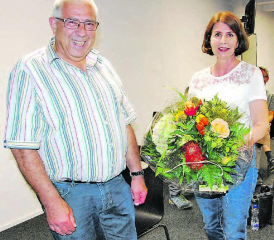 «Wald Aarau-Kulm-Zofingen» neu in Frauenhand: Andres Müller übergibt das Zepter samt Blumenstrauss an die Suhrer Gemeinderätin Carmen Suter.