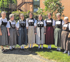 Schöne Festtags- und Sonntagstrachten: Im Nähkurs entstanden Wynentaler und Brugger Trachten sowie diverse Accessoires. Auf dem Foto die Kursteilnehmerinnen mit den beiden Trachtenschneiderinnen Barbara Rytz (li.) und Lotti Läuppi (re.). (Bild zVg.)