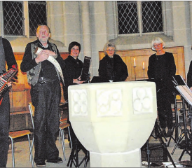 Ein seltener Anblick: Gämshörner sind bis heute den wenigsten der Zuhörer begegnet. Die Mitspielenden von Christa Hunziker (re.) beherrschen die Instrumente perfekt. (Bilder: st.)