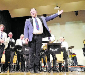 Dirigent Didi Würgler und die Musikgesellschaft Gontenschwil sorgten für einen vergnüglichen Abend. (Bilder: rms.)