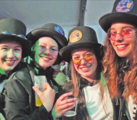 Ausgelassene Fasnachtsstimmung am BTS-Ball in Schwarzenbach: Die Fasnachtsfreude ist ihnen ins Gesicht geschrieben... (Bilder: kho.)