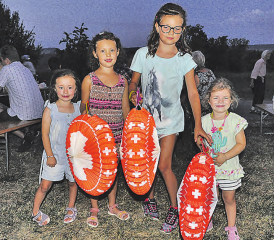 Diese Kinder wussten sich zu helfen und rüsteten die Lampions auf Batteriebetrieb um. (Bilder: René Mattli)