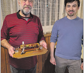 Sie leisten Grosses und erhielten kleine Geschenke (v.l.): Ehrenpräsident Willi Huwiler, sein Nachfolger als Präsident, Benjamin Bolliger, und die beiden ausgezeichneten Feldschützen Kurt Strittmatter und Max Wälty. (Bild: zVg.)