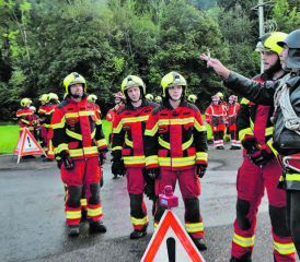 Als Einsatzleiter: Nach seinem Debut als Strahlrohführer war er hier schon eine Stufe weiter und konnte wieder Befehle erteilen. (Bilder: st.)