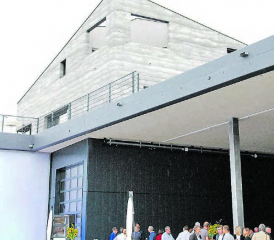 Der «Leuchtturm von Staffelbach»: Die Fassade des Büro- und Wohntrakts wurde mit einem ganz speziellen Fassadenmaterial versehen – aus Beton notabene. (Bilder: st.)