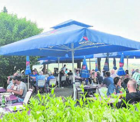 Draussen geniessen! Die «Waldegg» in Menziken lädt mit feiner Küche und grossartiger Aussicht zum Geniessen ein.