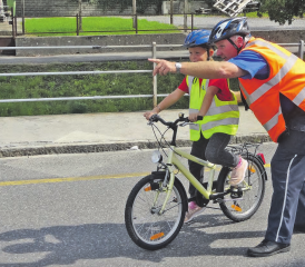 So wird’s gemacht: Fahrrad-Unterricht mit Verkehrsinstruktors Beat Lüthi von der Regionalpolizei aargauSüd. (Bild: pd.)