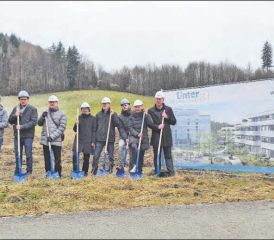 Im «Unterfeld»: Mit dem Spatenstich haben die Bauarbeiten offiziell begonnen. (Bild:zVg.)