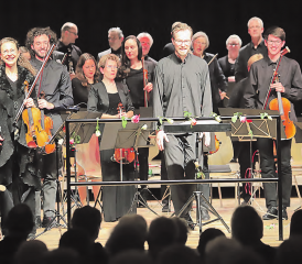 Viel Applaus für ein eingespieltes Orchester: Dirigent Manuel Oswald, Konzertmeisterin Leandra Wolf und mit ihnen fast 40 Musiker bedanken sich bei einem grossen Publikum. (Bilder: Remo Conoci)
