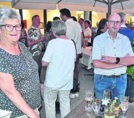 Apéro im Freien: Aus Sicht von Thomas Buchschacher verlief die Ortsbürgergemeindeversammlung zufriedenstellend. (Bild: aw.)