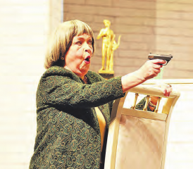 «Oma» Nika, genannt Oma (Katrin Martin), hat die Pistole, respektiv die Situation immer fest im Griff.