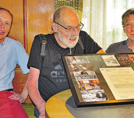 Schwelgten in Erinnerungen: Kurt und Annette Steffen, das langjährige Wirtepaar im Restaurant Moosersäge in Wiliberg, betrachten die von Gemeindeammann Patric Jakob überreichte Fotokollektion. (Bild aw.)
