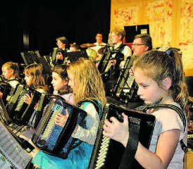 Voller Konzentration mit dabei: Die «Chnopf-Hüpfer», alias «Beginners Band», des Handharmonika-Clubs Staffelbach. (Bild: st.)