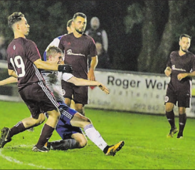 Weg mit dem Ball! Beinwils Manuel Schneeberger kommt vor Entfeldens Doppeltorschütze Rico Lehmann (Nr. 19) an den Ball. (Bild: Otto Lüscher)