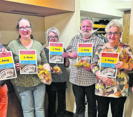 Die Gewinner der 1. Reinacher Dorfmeisterschaft: Margrit und Rolf Zimmermann (Mitte) werden von den Zweitplatzierten Sara Kleeb und René Stadler (links) sowie Rita Kaspar und Röbi Hunziker flankiert. (Bild: zVg.)