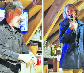 Bruno Jehle und Matina Hämmerli: Über ihren Köpfen befindet sich die Solaranlage, die in drei Himmelsrichtungen ausgerichtet ist. Es ist ein weiterer Schritt in eine nachhaltige Selbstversorgung. (Bild: rc.)