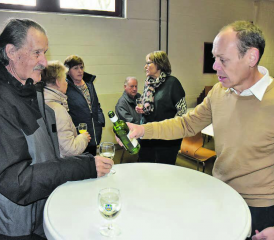 Schenkt den Wilibergern reinen Wein ein – persönlich und mit Worten: Gemeindeammann Patric Jakob (r). (Bild: aw.)