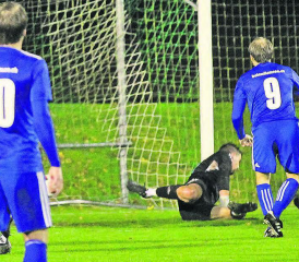 Da freute er sich noch: Janick Dätwyler vom FC Gontenschwil hat soeben Böju-Hüter Leeroy Schlatter zum 1:1-Ausgleich bezwungen. Dennoch ging das Spiel für die Oberwynentaler verloren. (Bild: Otto Lüscher)